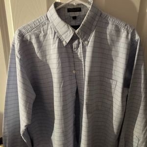Men’s Izod Relaxed Oxford button down long sleeve dress shirt. Size: L